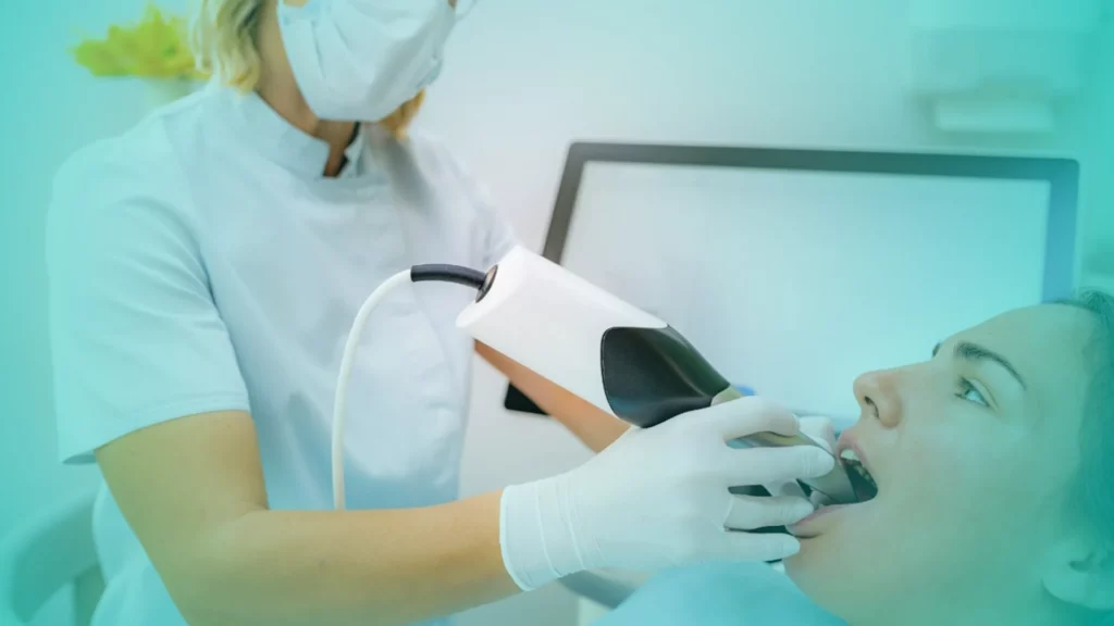 Frau erhält Behandlung mit CEREC, sodass kein Abdruck mit Abdruckmasse nötig ist