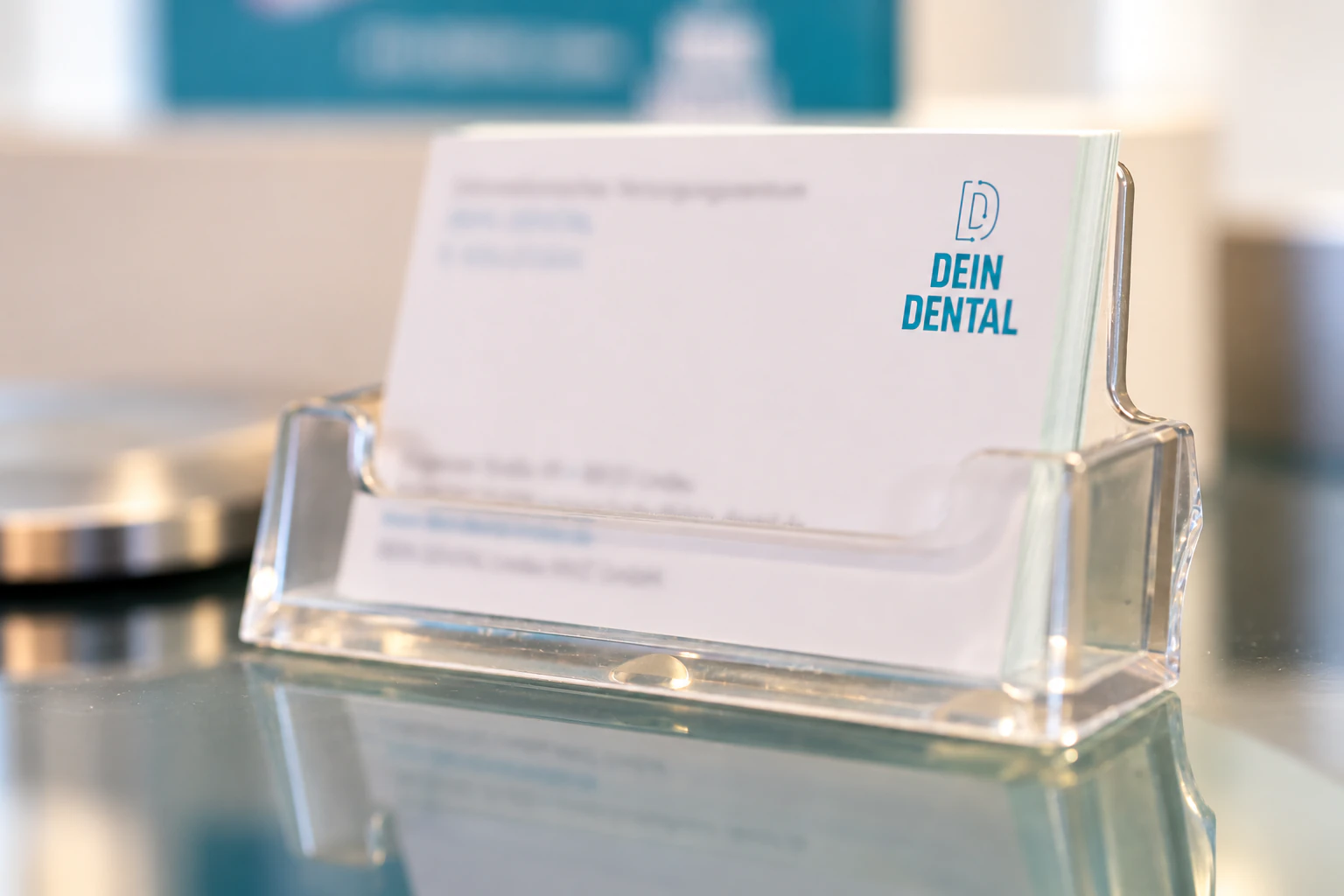 Visitenkarten-Halterung mit DEIN DENTAL Lindau-Kärtchen