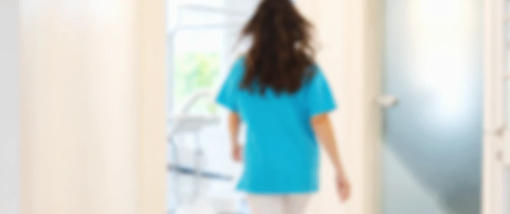 Verschwommenes Bild einer ZFA, die durch die Praxisflure von DEIN DENTAL Lindau läuft